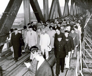 Посещение строительства моста правительственной делегацией СССР во главе с председателем Президиума Верховного Совета СССР К.Е. Ворошиловым. 1957 г.
