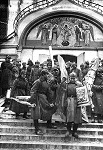 Красноармейцы выносят имущество из Успенского собора Симонова монастыря в Москве. 1925 г. Государственный музей истории религии
