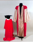 Мантия почетного доктора Оксфордского университета, принадлежавшая Д.С. Лихачеву. 1967. Сукно, нейлон, репсовая тесьма, шелк, кисть