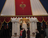 Вид экспозиции - коронационный шатер и арка
