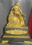 Часы каминные со скульптурной композицией: Девушка, вынимающая занозу. Франция. 1830-е гг.