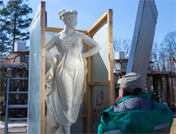 Царскосельская скульптура снимает зимнюю одежду