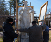 Царскосельская скульптура снимает зимнюю одежду