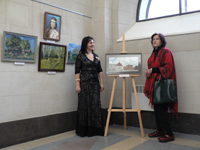 Светлана Машкало и Ольга Лисенкова у своей картины ''Круглая башня в Выборге''