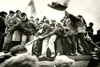 Столкновение демонстрантов – приверженцев разных политических символов. Ленинград. 7 ноября 1990 г. Фотограф А. Н. Мальцев
