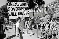 Юхан Куус. Плакат на параде Движения сопротивления африканеров (AWB) накануне Дня республики ЮАР (31 мая). Претория, провинция Трансвааль, Южная Африка. 29 мая 1993