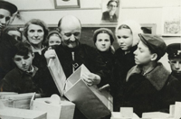 П.П. Смолин рассматривает скворечники, сделанные школьниками. 1950-е