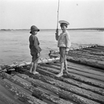 Мальчики ловят рыбу с плота на реке Оке. Фотограф Д.Н. Смирнов. 1907–1910. Русский музей фотографии