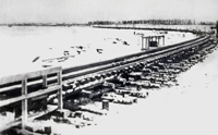 Свайно-ледовый мост на Неве у Шлиссельбурга. 1943