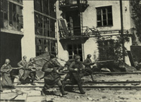 Советские солдаты у стен Сталинградского тракторного завода. 1942 г.