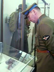 Участник фестиваля ''Горячая зима'' изучает материалы выставки о Советско-финской войне