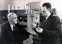 Академики А.Е. и Б.А. Арбузовы в химической лаборатории. 1957 г.