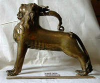 Акваманил (сосуд), имеющий форму стилизованного зверя (льва).  XIV в. (?)