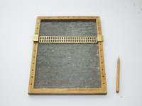 Aппарат для письма рельефно-точечным шрифтом Брайля с грифелем. Начало 1870-х гг.