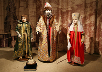Выставка костюмированной  фарфоровой скульптуры  «Русские монархи. Династия Романовых»