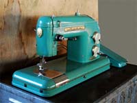 Электрическая швейная машинка 