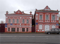 Здание Порецкого историко-краеведческого музея (справа) и Порецкой народной картинной галереи (слева)
