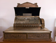 Кассовый аппарат фирмы National, изготовленный в конце XIX века в  США 