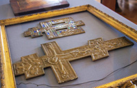 Крест-распятие и икона «Чудо Георгия Победоносца»