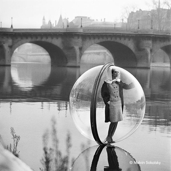 Bubble on Seine, 1963. Archival Pigment Print. 76 x 76 cm © Melvin Sokolsky