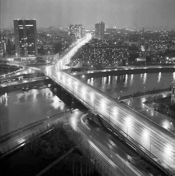 Андрей Князев. Москва ночью. Вид на Москву-реку и Калининский мост. 1970-е © Галерея Люмьер