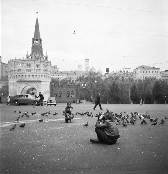 Эрвин Волков. Голуби у Троицких ворот Московского Кремля. 1960-е © Галерея Люмьер