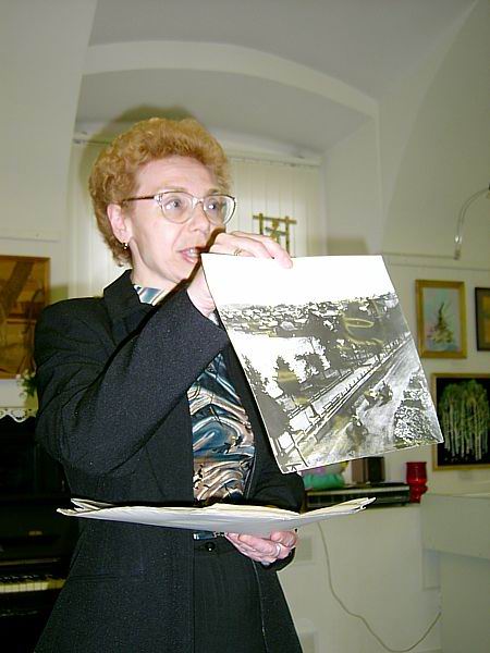 Научный  сотрудник Музея  истории  и культуры г. Воткинска Алла Скачкова демонстрирует старые фотографии Воткинска