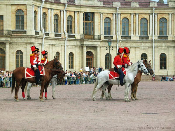 Парад перед Гатчинским дворцом. Фото Г. Пунтусовой