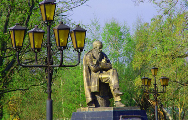 Памятник Ф.М. Достоевскому в Старой Руссе