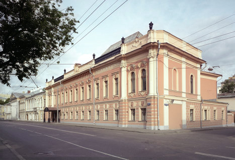 Выставочные залы и Президиум Российской Академии художеств. Фасад здания
